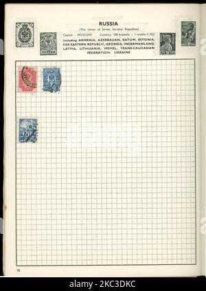Seite aus einem alten Briefmarkenalbum mit Briefmarken aus dem Jahr 1909 Imperial Russia (Kopeks-Stempel 10 und 4) und blauem Stempel (20 Marken) aus der estnischen Sowjetsozialistischen Republik (eesti vabariik) aus dem Jahr 1925 Stockfoto
