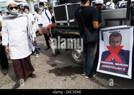 Am Freitag, den 6. November 2020, fand in Palembang eine Demonstration zur Verteidigung von Rasulullah statt. Die Demonstration rief zu einem Boykott von Produkten aus Frankreich auf. Die Teilnehmer der Demonstration verbrannten auch Kartons und unterschrieben eine Petition auf einem Transparent, auf dem der französische Präsident Emmanuel Macron steht, der den Islam und den Propheten Muhammad SAW beleidigt haben soll. (Foto von Sigit Prasetya/NurPhoto) Stockfoto