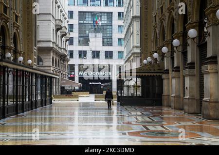 Galleria Vittorio Emanuele II. Am ersten Tag der neuen Sperre in Mailand, nachdem die italienische Regierung der Lombardei eine rote Zone für den Coronavirus-Notfall verordnet hatte, November 06 2020 (Foto: Mairo Cinquetti/NurPhoto) Stockfoto