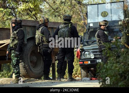 Soldaten der indischen Armee stehen am 06. November 2020 in der Nähe des Waffenschlachtortes im Gebiet Meej in Pampore im Süden Kaschmirs. Zwei Militante und ein Zivilist wurden während einer Waffenschlacht zwischen Militanten und indischen Sicherheitskräften im Pampore-Gebiet im Süden Kaschmirs getötet. (Foto von Faisal Khan/NurPhoto) Stockfoto