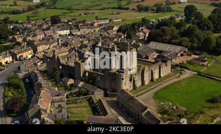 Eine Luftaufnahme des Middleham Castle in Middleham in Wensleydale, in der Grafschaft North Yorkshire Stockfoto