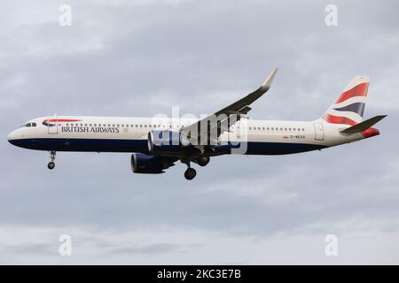 Ein Airbus A321 von British Airways landet am 24.. Oktober 2020 auf dem Flughafen Newcastle (Foto von Robert Smith/MI News/NurPhoto) Stockfoto