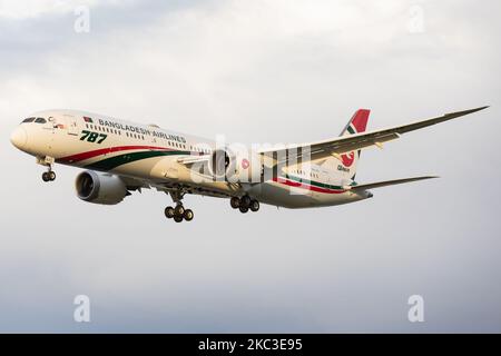 Eine Boeing 787 von Biman Bangladesh Airlines landet am 28.. Oktober 2020 auf dem Flughafen London Heathrow (Foto: Robert Smith/MI News/NurPhoto) Stockfoto