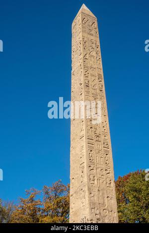 Cleopatras Nadel-Obelisk mit Herbstlaub im Central Park, New York City, USA 2022 Stockfoto