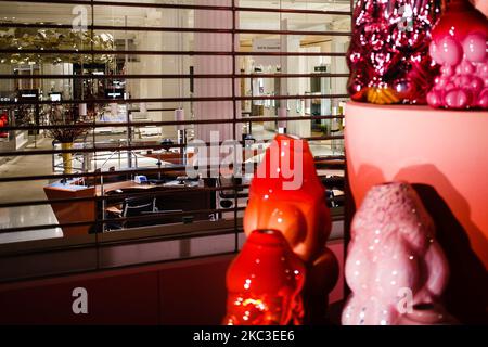 Am 6. November 2020 deckt eine Fensterscheibe das verlassene Erdgeschoss des vorübergehend geschlossenen Kaufhauses Selfridges in der Oxford Street in London, England, ab. England begann gestern mit der zweiten nationalen Blockierung des Coronavirus, die der britische Premierminister Boris Johnson am vergangenen Samstag angekündigt hatte und begründete die Befürchtungen, dass covid-19 erneut drohte, den National Health Service (NHS) zu überfordern. Pubs, Bars, Restaurants und Geschäfte, die nicht unbedingt benötigt werden, müssen bis zum derzeit geplanten Ende des 2. Dezember geschlossen sein. Die Menschen wurden inzwischen gebeten, so weit wie möglich zu Hause zu bleiben, obwohl Schulen Stockfoto