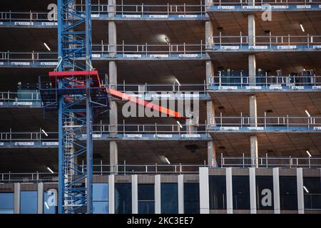 Am 6. November 2020 stehen bei einem Hochhaus in Vauxhall in London, England, leere Böden offen. England begann gestern mit der zweiten nationalen Blockierung des Coronavirus, die der britische Premierminister Boris Johnson am vergangenen Samstag angekündigt hatte und begründete die Befürchtungen, dass covid-19 erneut drohte, den National Health Service (NHS) zu überfordern. Pubs, Bars, Restaurants und Geschäfte, die nicht unbedingt benötigt werden, müssen bis zum derzeit geplanten Ende des 2. Dezember geschlossen sein. Die Menschen wurden inzwischen gebeten, so viel wie möglich zu Hause zu bleiben, obwohl Schulen und andere Bildungseinrichtungen diesmal bei sind Stockfoto