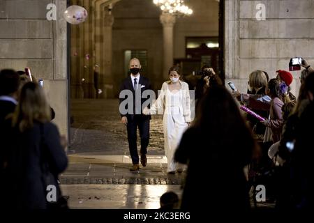 Ein paar verlassen Barcelonas stadtrat nach der Feier seiner Hochzeit, unter einem Banner mit dem Text "will exit of this" während der Covi-19/Coronavirus-Krise. In Barcelona, Katalonien, Spanien, am 6. November 2020. (Foto von Albert Llop/NurPhoto) Stockfoto