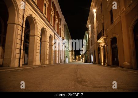 Ein Blick auf eine verlassene Atmosphäre L'Aquila, Italien am 7. November 2020. Am 6. November von 10 bis 5 Uhr in Italien beginnt die nationale Ausgangssperre wegen covid19 Pandemie. (Foto von Lorenzo Di Cola/NurPhoto) Stockfoto