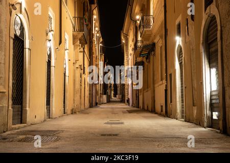 Ein Blick auf eine verlassene Atmosphäre L'Aquila, Italien am 7. November 2020. Am 6. November von 10 bis 5 Uhr in Italien beginnt die nationale Ausgangssperre wegen covid19 Pandemie. (Foto von Lorenzo Di Cola/NurPhoto) Stockfoto