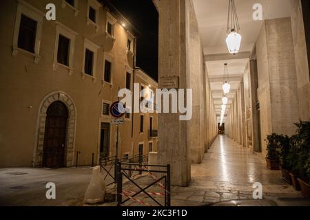 Ein Blick auf eine verlassene Atmosphäre L'Aquila, Italien am 7. November 2020. Am 6. November von 10 bis 5 Uhr in Italien beginnt die nationale Ausgangssperre wegen covid19 Pandemie. (Foto von Lorenzo Di Cola/NurPhoto) Stockfoto