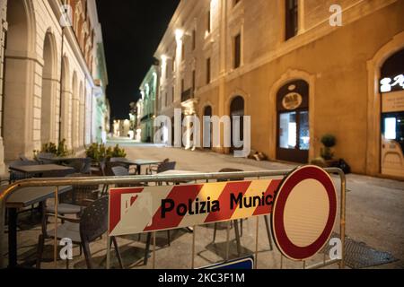 Ein Blick auf eine verlassene Atmosphäre L'Aquila, Italien am 7. November 2020. Am 6. November von 10 bis 5 Uhr in Italien beginnt die nationale Ausgangssperre wegen covid19 Pandemie. (Foto von Lorenzo Di Cola/NurPhoto) Stockfoto