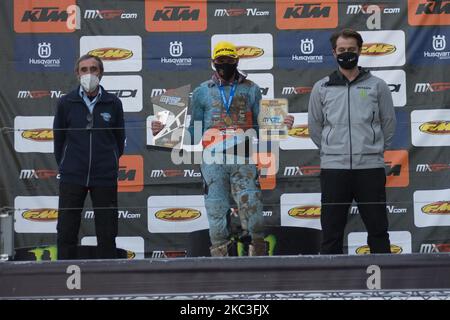 Andreas Brad feiert am 7. November 2020 in Pietramurata, Italien, die Siegerehrung des Grand Prix Garda Trentino EMX2T 2020 auf dem Podium (Foto: Massimo Bertolini/NurPhoto) Stockfoto