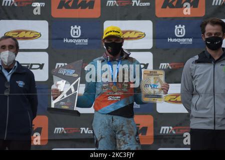 Andreas Brad feiert am 7. November 2020 in Pietramurata, Italien, die Siegerehrung des Grand Prix Garda Trentino EMX2T 2020 auf dem Podium (Foto: Massimo Bertolini/NurPhoto) Stockfoto