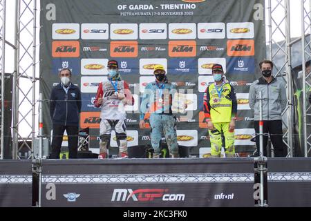 Andreas Brad feiert am 7. November 2020 in Pietramurata, Italien, die Siegerehrung des Grand Prix Garda Trentino EMX2T 2020 auf dem Podium (Foto: Massimo Bertolini/NurPhoto) Stockfoto