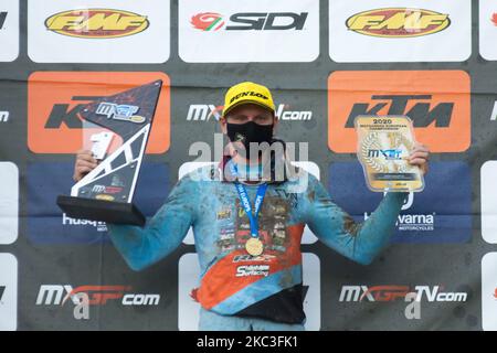 Andreas Brad feiert am 7. November 2020 in Pietramurata, Italien, die Siegerehrung des Grand Prix Garda Trentino EMX2T 2020 auf dem Podium (Foto: Massimo Bertolini/NurPhoto) Stockfoto