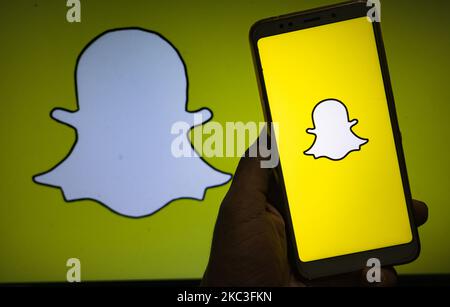 Diese Fotobilder, die am 7. November 2020 in Tehatta, Nadia, Westbengalen, Indien, aufgenommen wurde, zeigt das Logo von Social Media Snapchat auf einem Tablet-Bildschirm. Snapchat hat eine neue Funktion herausgebracht, mit der die Schöpfer nun die Anzahl ihrer Abonnenten veröffentlichen können, was eine Premiere für die Social-Media-Plattform darstellt. (Fotoillustration von Soumyabrata Roy/NurPhoto) Stockfoto