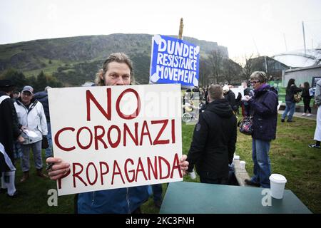 Die Anti-Maske- und Covid-Schwindel-Gruppe "Saving Scotland" protestiert am 07. November 2020 vor dem schottischen Parlament in Edinburgh, Schottland. „Saving Scotland“ bezeichnet sich selbst als „Basisgesundheitsbewegung“, wobei die Organisatoren sagen, dass sie gegen obligatorische Gesichtsbedeckungen und verschiedene Maßnahmen zur Eindämmung der Ausbreitung des Virus sind, und die Gruppe ist auch gegen jede Art von obligatorischer Impfung. (Foto von Ewan Bootman/NurPhoto) Stockfoto