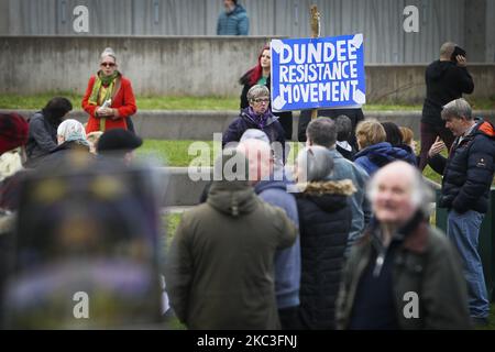 Die Anti-Maske- und Covid-Schwindel-Gruppe "Saving Scotland" protestiert am 07. November 2020 vor dem schottischen Parlament in Edinburgh, Schottland. „Saving Scotland“ bezeichnet sich selbst als „Basisgesundheitsbewegung“, wobei die Organisatoren sagen, dass sie gegen obligatorische Gesichtsbedeckungen und verschiedene Maßnahmen zur Eindämmung der Ausbreitung des Virus sind, und die Gruppe ist auch gegen jede Art von obligatorischer Impfung. (Foto von Ewan Bootman/NurPhoto) Stockfoto