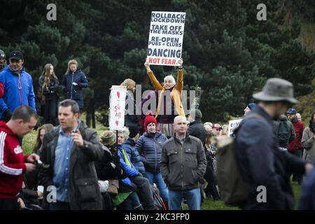 Die Anti-Maske- und Covid-Schwindel-Gruppe "Saving Scotland" protestiert am 07. November 2020 vor dem schottischen Parlament in Edinburgh, Schottland. „Saving Scotland“ bezeichnet sich selbst als „Basisgesundheitsbewegung“, wobei die Organisatoren sagen, dass sie gegen obligatorische Gesichtsbedeckungen und verschiedene Maßnahmen zur Eindämmung der Ausbreitung des Virus sind, und die Gruppe ist auch gegen jede Art von obligatorischer Impfung. (Foto von Ewan Bootman/NurPhoto) Stockfoto