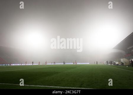 Nebel beim Spiel der Serie BKT zwischen Cremonese und Vicenza im Stadio Giovanni Zini am 7. November 2020 in Cremona, Italien. (Foto von Emmanuele Ciancaglini/NurPhoto) Stockfoto