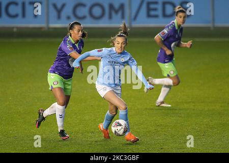 Bristols Laura Rafferty hält Keira Walsh während des Barclays FA Women's Super League-Spiels zwischen Manchester City und Bristol City am Samstag, den 7.. November 2020, im Academy Stadium in Manchester zurück. (Foto von Chris Donnelly/MI News/NurPhoto) Stockfoto