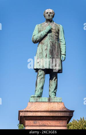 Helsinki, Finnland - 19. Juli 2022: Nahaufnahme der Bronzestatue von Johan Ludvig Runeberg auf dem Sockel im Esplanadi Park vor blauem Himmel. Stockfoto