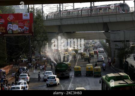 Am 7. November 2020 in Neu-Delhi, Indien, besprüht ein EDMC-Lastwagen Wasser auf der Straße, um die Verschmutzung einzudämmen. Delhi's Luftqualitätsindex war 405, während der von Ghaziabad war 432; Greater Noida 418; Millennium City Gurugram 411, Noida 404 und Faridabad A 410. Eine Schicht aus Rauch und Schadstoffen hatte sich über der nationalen Hauptstadtregion Delhi (NCR) aufgrund von Tausenden von Stoppelbränden in den Nachbarstaaten und lokalen Emissionen wie Verkehr, Bau und Feuersbrünste aufgebaut. (Foto von Mayank Makhija/NurPhoto) Stockfoto