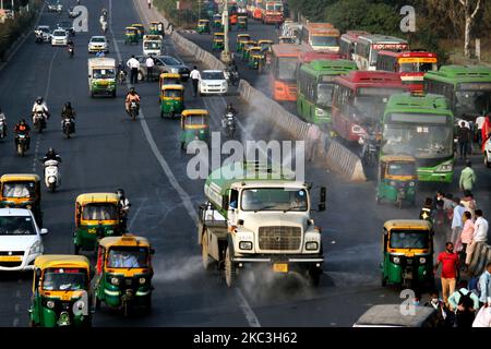 Am 7. November 2020 in Neu-Delhi, Indien, besprüht ein EDMC-Lastwagen Wasser auf der Straße, um die Verschmutzung einzudämmen. Delhi's Luftqualitätsindex war 405, während der von Ghaziabad war 432; Greater Noida 418; Millennium City Gurugram 411, Noida 404 und Faridabad A 410. Eine Schicht aus Rauch und Schadstoffen hatte sich über der nationalen Hauptstadtregion Delhi (NCR) aufgrund von Tausenden von Stoppelbränden in den Nachbarstaaten und lokalen Emissionen wie Verkehr, Bau und Feuersbrünste aufgebaut. (Foto von Mayank Makhija/NurPhoto) Stockfoto