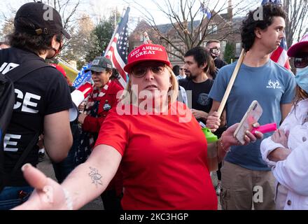 Trump-Anhänger versammeln sich neben dem Landgut des Gouverneurs in St. Paul, Minnesota, um die Ergebnisse des Präsidentschaftswahlkampfes 2020 abzulehnen. 7. November 2020. Anhänger von Donald Trump - einschließlich einer Reihe von freimütig konspirativen Theoretikern - versammelten sich vor dem Herrenhaus des Gouverneurs in St. Paul, MN, um Joe Bidens Sieg bei den Präsidentschaftswahlen abzulehnen. Die Teilnehmer argumentierten mit Gegenprotestierenden und wiederholten dabei viele von Donald Trumps Unwahrheiten bezüglich der Integrität der Abstimmung. (Foto von Tim Evans/NurPhoto) Stockfoto