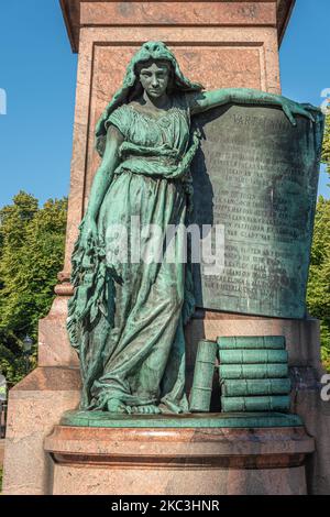 Helsinki, Finnland - 19. Juli 2022: Nahaufnahme der Statue des finnischen Mädchens unten an der Bronzestatue von Johan Ludvig Runeberg, die im grünen Esplanadi Park ag aufgestellt ist Stockfoto