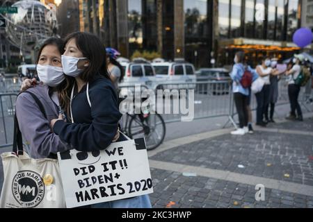 Tausende von New Yorkern gingen am Samstag, den 2020. November, auf die Straße, um den designierten Präsidenten Joe Biden und die designierte Vizepräsidentin Kamala Harris in New York zu feiern. Joe Biden erhielt bei den Präsidentschaftswahlen 2020 gegen Donald Trump Rekordstimmen von 75 Millionen. (Foto von Erin Lefevre/NurPhoto) Stockfoto