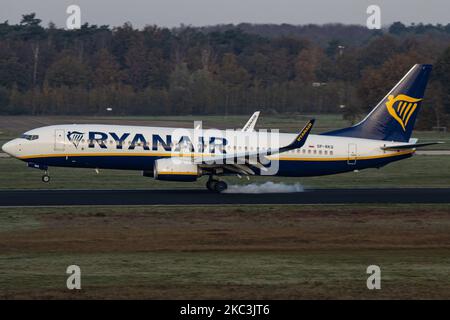 Ein Ryanair Boeing 737-800-Flugzeug, wie es beim letzten Anflug, bei der letzten Berührung und beim Rollieren in Eindhoven UND AM EHeh Airport in den Niederlanden zu sehen war. Das Schmalkarossflugzeug hat die Registrierung SP-RKQ und gehört zur Buzz Airline, einer polnischen Fluggesellschaft mit Sitz in Warschau. Früher nannte Ryanair Sun eine Tochtergesellschaft der irischen Billigfluggesellschaft Ryanair. Der Flug- und Passagierverkehr in Eindhoven wird aufgrund der Coronavirus-Pandemie Covid-19 und der in mehreren europäischen Ländern angewandten Sperrungen reduziert. Eindhoven, Niederlande am 8. November 2020 (Foto: Nicolas Economou/NurPho Stockfoto