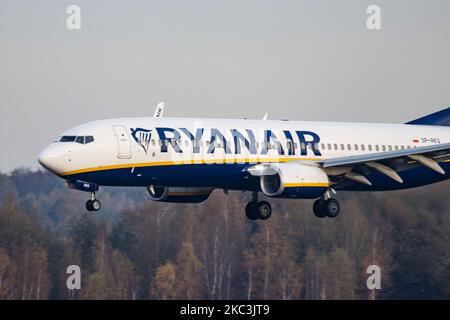 Ein Ryanair Boeing 737-800-Flugzeug, wie es beim letzten Anflug, bei der letzten Berührung und beim Rollieren in Eindhoven UND AM EHeh Airport in den Niederlanden zu sehen war. Das Schmalkarossflugzeug hat die Registrierung SP-RKQ und gehört zur Buzz Airline, einer polnischen Fluggesellschaft mit Sitz in Warschau. Früher nannte Ryanair Sun eine Tochtergesellschaft der irischen Billigfluggesellschaft Ryanair. Der Flug- und Passagierverkehr in Eindhoven wird aufgrund der Coronavirus-Pandemie Covid-19 und der in mehreren europäischen Ländern angewandten Sperrungen reduziert. Eindhoven, Niederlande am 8. November 2020 (Foto: Nicolas Economou/NurPho Stockfoto