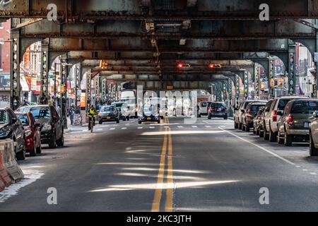 Tägliche Sicht auf die Straße und die Straße unter der U-Bahn-Luftbrücke Metallkonstruktion der M-, J- und Z-Linien in der Nähe der Marcy Ave Station, mit Restaurants, Geschäften, der berühmten Dollar-Slice-Pizza, Verkehr mit Autos und Lastwagen und mit Bürgersteigen in der Broadway Street in Brooklyn, New York City. Brooklyn ist die bevölkerungsreichste Grafschaft im Bundesstaat New York und die zweitbevölkerungsreichste in den Vereinigten Staaten. Brooklyn, NY, USA am 13. Februar 2020. (Foto von Nicolas Economou/NurPhoto) Stockfoto