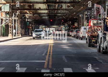 Tägliche Sicht auf die Straße und die Straße unter der U-Bahn-Luftbrücke Metallkonstruktion der M-, J- und Z-Linien in der Nähe der Marcy Ave Station, mit Restaurants, Geschäften, der berühmten Dollar-Slice-Pizza, Verkehr mit Autos und Lastwagen und mit Bürgersteigen in der Broadway Street in Brooklyn, New York City. Brooklyn ist die bevölkerungsreichste Grafschaft im Bundesstaat New York und die zweitbevölkerungsreichste in den Vereinigten Staaten. Brooklyn, NY, USA am 13. Februar 2020. (Foto von Nicolas Economou/NurPhoto) Stockfoto