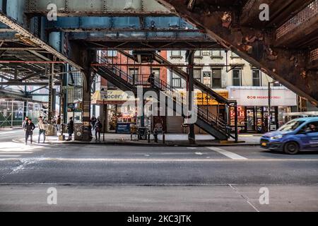 Tägliche Sicht auf die Straße und die Straße unter der U-Bahn-Luftbrücke Metallkonstruktion der M-, J- und Z-Linien in der Nähe der Marcy Ave Station, mit Restaurants, Geschäften, der berühmten Dollar-Slice-Pizza, Verkehr mit Autos und Lastwagen und mit Bürgersteigen in der Broadway Street in Brooklyn, New York City. Brooklyn ist die bevölkerungsreichste Grafschaft im Bundesstaat New York und die zweitbevölkerungsreichste in den Vereinigten Staaten. Brooklyn, NY, USA am 13. Februar 2020. (Foto von Nicolas Economou/NurPhoto) Stockfoto