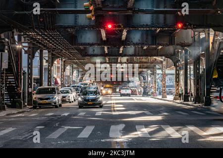 Rote Ampel. Tägliche Sicht auf die Straße und die Straße unter der U-Bahn-Luftbrücke Metallkonstruktion der M-, J- und Z-Linien in der Nähe der Marcy Ave Station, mit Restaurants, Geschäften, der berühmten Dollar-Slice-Pizza, Verkehr mit Autos und Lastwagen und mit Bürgersteigen in der Broadway Street in Brooklyn, New York City. Brooklyn ist die bevölkerungsreichste Grafschaft im Bundesstaat New York und die zweitbevölkerungsreichste in den Vereinigten Staaten. Brooklyn, NY, USA am 13. Februar 2020. (Foto von Nicolas Economou/NurPhoto) Stockfoto