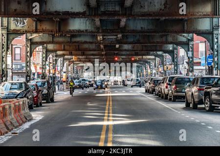 Rote Ampel. Tägliche Sicht auf die Straße und die Straße unter der U-Bahn-Luftbrücke Metallkonstruktion der M-, J- und Z-Linien in der Nähe der Marcy Ave Station, mit Restaurants, Geschäften, der berühmten Dollar-Slice-Pizza, Verkehr mit Autos und Lastwagen und mit Bürgersteigen in der Broadway Street in Brooklyn, New York City. Brooklyn ist die bevölkerungsreichste Grafschaft im Bundesstaat New York und die zweitbevölkerungsreichste in den Vereinigten Staaten. Brooklyn, NY, USA am 13. Februar 2020. (Foto von Nicolas Economou/NurPhoto) Stockfoto