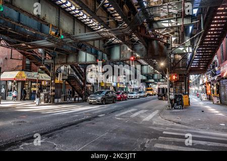 Tägliche Sicht auf die Straße und die Straße unter der U-Bahn-Luftbrücke Metallkonstruktion der M-, J- und Z-Linien in der Nähe der Marcy Ave Station, mit Restaurants, Geschäften, der berühmten Dollar-Slice-Pizza, Verkehr mit Autos und Lastwagen und mit Bürgersteigen in der Broadway Street in Brooklyn, New York City. Brooklyn ist die bevölkerungsreichste Grafschaft im Bundesstaat New York und die zweitbevölkerungsreichste in den Vereinigten Staaten. Brooklyn, NY, USA am 13. Februar 2020. (Foto von Nicolas Economou/NurPhoto) Stockfoto