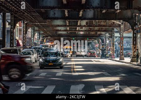 Tägliche Sicht auf die Straße und die Straße unter der U-Bahn-Luftbrücke Metallkonstruktion der M-, J- und Z-Linien in der Nähe der Marcy Ave Station, mit Restaurants, Geschäften, der berühmten Dollar-Slice-Pizza, Verkehr mit Autos und Lastwagen und mit Bürgersteigen in der Broadway Street in Brooklyn, New York City. Brooklyn ist die bevölkerungsreichste Grafschaft im Bundesstaat New York und die zweitbevölkerungsreichste in den Vereinigten Staaten. Brooklyn, NY, USA am 13. Februar 2020. (Foto von Nicolas Economou/NurPhoto) Stockfoto