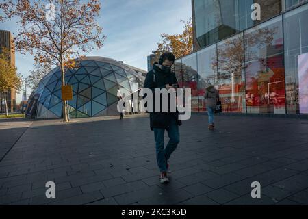 Das tägliche Leben in Eindhoven in den Niederlanden mit Menschen, die Gesichtsmasken tragen, während sie draußen spazieren oder auf dem Fahrrad unterwegs sind, wobei die Gesichtsmaske als Schutzmaßnahme gegen die Ausbreitung der Coronavirus-Pandemie Covid-19 verwendet wird. Niederlande seit Dienstag, dem 13. Oktober 2020, als der niederländische Premierminister Mark Rutte bekannt gab, dass das Land in eine teilweise Sperrung übergeht, Bars und Restaurants schließt, die obligatorische Verwendung von Gesichtsmasken in Innenräumen, die Beschränkung der Anzahl der Personen, die sich in Innenräumen versammeln, sowie sportliche Aktivitäten und mehr betroffen sind. Das Land war einer der größten Hotspots in Europa. Eind Stockfoto