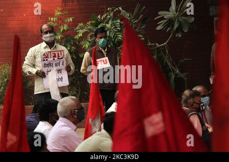 Demonstranten von linken Gewerkschaften mit Plakaten protestieren gegen die jüngsten Änderungen der Arbeitsgesetze, die vom von Narendra Modi geführten Zentralgovt am 8. November 2020 in Jantar Mantar in Neu-Delhi, Indien, eingeführt wurden. Der Industrial Relations Code (IR Code, 2020) ermöglicht es Unternehmen mit bis zu 300 Beschäftigten, Betriebe ohne behördliche Genehmigung zu schließen und zurückzuziehen. Die frühere Grenze lag bei 100 Mitarbeitern. (Foto von Mayank Makhija/NurPhoto) Stockfoto