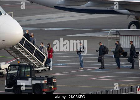 Passagiere sahen während der Pandemie des Coronavirus Covid-19 am Flughafen Eindhoven EIN EHH in den Niederlanden an Bord gehen. Jeder Passagier sollte eine Gesichtsmask tragen und beim Einsteigen Abstand halten. Die Crew ist außerdem verpflichtet, Schutzausrüstung zu tragen. Die Anzahl der Flüge von Eindhoven wird reduziert, da viele europäische Länder in den Lockdown gehen, um die Ausbreitung der Krankheit zu verhindern. Nur ein paar Ryanair-, Wizz Air- und Transavia-Flüge. Eindhoven, Niederlande - 8. November 2020 (Foto von Nicolas Economou/NurPhoto) Stockfoto