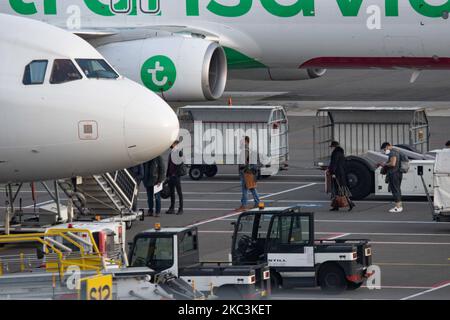 Passagiere sahen während der Pandemie des Coronavirus Covid-19 am Flughafen Eindhoven EIN EHH in den Niederlanden an Bord gehen. Jeder Passagier sollte eine Gesichtsmask tragen und beim Einsteigen Abstand halten. Die Crew ist außerdem verpflichtet, Schutzausrüstung zu tragen. Die Anzahl der Flüge von Eindhoven wird reduziert, da viele europäische Länder in den Lockdown gehen, um die Ausbreitung der Krankheit zu verhindern. Nur ein paar Ryanair-, Wizz Air- und Transavia-Flüge. Eindhoven, Niederlande - 8. November 2020 (Foto von Nicolas Economou/NurPhoto) Stockfoto