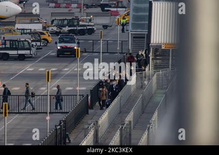 Passagiere sahen während der Pandemie des Coronavirus Covid-19 am Flughafen Eindhoven EIN EHH in den Niederlanden an Bord gehen. Jeder Passagier sollte eine Gesichtsmask tragen und beim Einsteigen Abstand halten. Die Crew ist außerdem verpflichtet, Schutzausrüstung zu tragen. Die Anzahl der Flüge von Eindhoven wird reduziert, da viele europäische Länder in den Lockdown gehen, um die Ausbreitung der Krankheit zu verhindern. Nur ein paar Ryanair-, Wizz Air- und Transavia-Flüge. Eindhoven, Niederlande - 8. November 2020 (Foto von Nicolas Economou/NurPhoto) Stockfoto