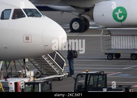 Passagiere sahen während der Pandemie des Coronavirus Covid-19 am Flughafen Eindhoven EIN EHH in den Niederlanden an Bord gehen. Jeder Passagier sollte eine Gesichtsmask tragen und beim Einsteigen Abstand halten. Die Crew ist außerdem verpflichtet, Schutzausrüstung zu tragen. Die Anzahl der Flüge von Eindhoven wird reduziert, da viele europäische Länder in den Lockdown gehen, um die Ausbreitung der Krankheit zu verhindern. Nur ein paar Ryanair-, Wizz Air- und Transavia-Flüge. Eindhoven, Niederlande - 8. November 2020 (Foto von Nicolas Economou/NurPhoto) Stockfoto