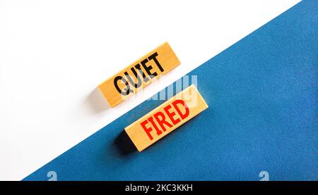 Symbol für leise ausgelöst. Concept Words leise auf Holzblöcke gefeuert. Schöner weißer und blauer Hintergrund. Business- und ruhiggestellt. Speicherplatz kopieren. Stockfoto