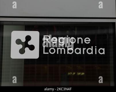 Das Logo der Region Lombardei ist während der Lockdown in der roten Zone der Lombardei am 09. November 2020 in Mailand, Italien, zu sehen. Der italienische Premierminister Giuseppe Conte hat eine landesweite Ausgangssperre erlassen, und die am stärksten von Coronavirus betroffenen Regionen Italiens sind am 6. November in eine neue Sperre eingetreten. Bewohner der Regionen der roten Zone: Kalabrien, Lombardei, Piemont und Aostatal dürfen nur für wichtige Aktivitäten ihr Zuhause verlassen. (Foto von Mairo Cinquetti/NurPhoto) Stockfoto