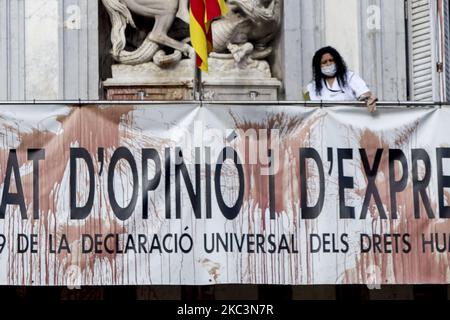 Die Arbeiter reinigen die façade des Palau de la Generalitat, einem Gebäude aus dem 15.. Jahrhundert, dem Sitz der katalanischen Regierung, mit dem Banner für die Meinungsfreiheit, Nachdem es während der Covid-19/Coronavirus-Krise von Hotelarbeitern mit tierischem Blut angegriffen wurde, die mit regionalen Maßnahmen zur Einschließung und Schließung von Bars und Restaurants nicht einverstanden waren. In Barcelona, Katalonien, Spanien am 9. November 2020 (Foto von Albert Llop/NurPhoto) Stockfoto