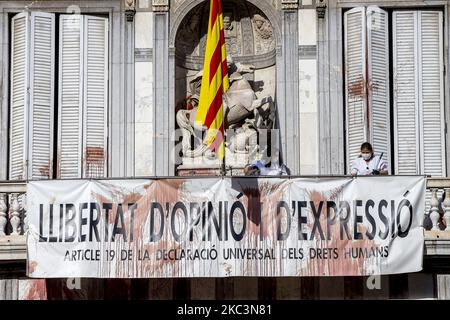 Die Arbeiter reinigen die façade des Palau de la Generalitat, einem Gebäude aus dem 15.. Jahrhundert, dem Sitz der katalanischen Regierung, mit dem Banner für die Meinungsfreiheit, Nachdem es während der Covid-19/Coronavirus-Krise von Hotelarbeitern mit tierischem Blut angegriffen wurde, die mit regionalen Maßnahmen zur Einschließung und Schließung von Bars und Restaurants nicht einverstanden waren. In Barcelona, Katalonien, Spanien am 9. November 2020 (Foto von Albert Llop/NurPhoto) Stockfoto